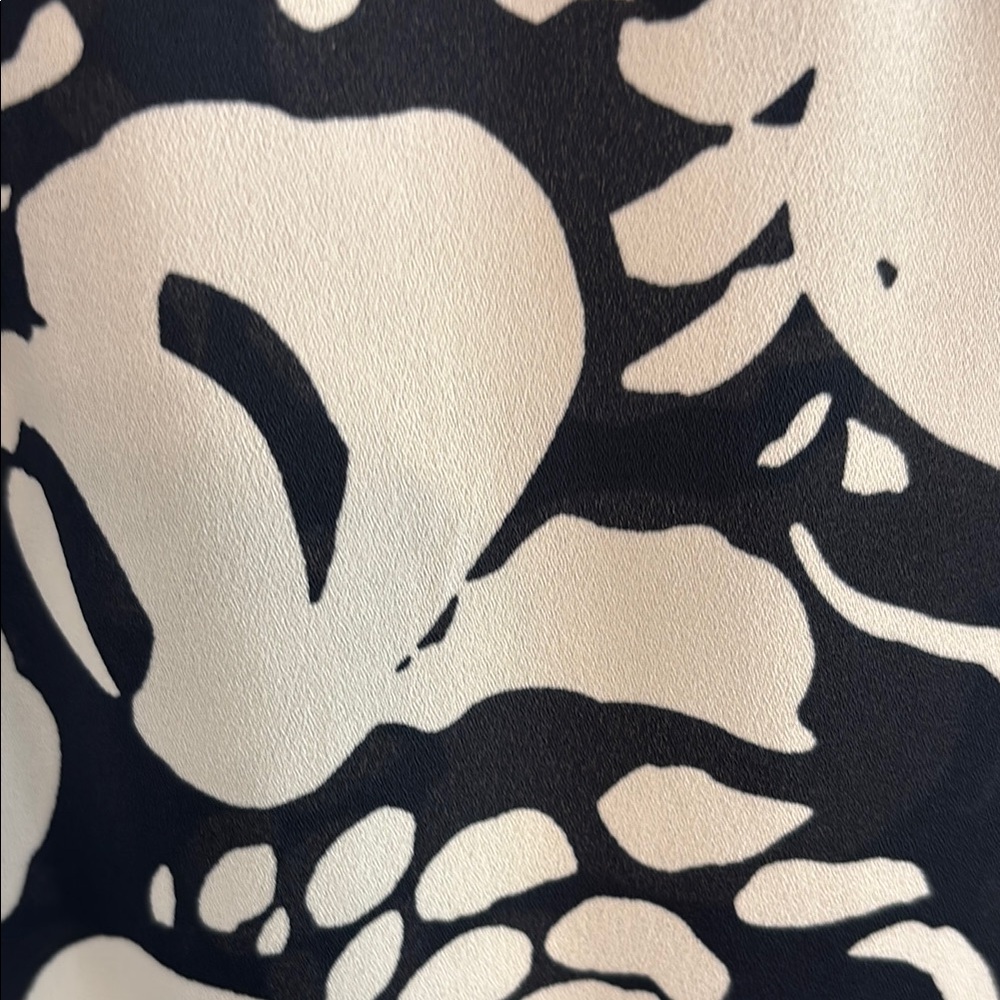 Cabi Floral Navy and White Women's Top with stripe shoulder detail. size XXL - Picture 2 of 8